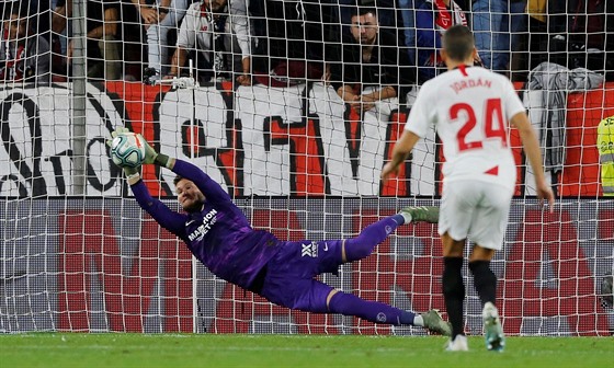 Branká Sevilly Tomá Vaclík kryje penaltu v utkání proti Atléticu Madrid.