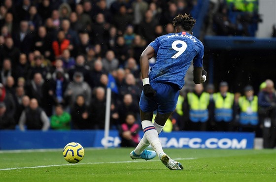 Anglický útoník Tammy Abraham (Chelsea) stílí gól v utkání proti Crystal...