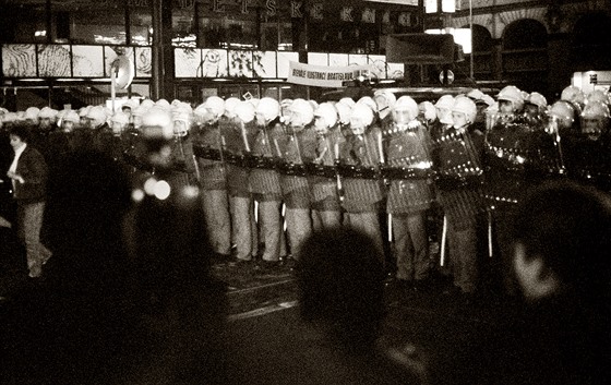 Policejní kordon pipravený na brutální zásah proti demonstrantm na Národní...