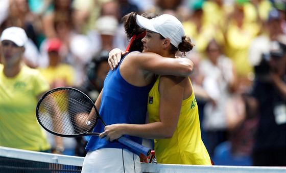 Australanka Ashleigh Bartyová (elem) a Caroline Garciaová z Francie ve finále...