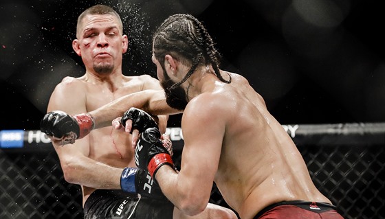 MMA zápasník Jorge Masvidal bojuje proti Nateu Diazovi na UFC 244 v New Yorku.