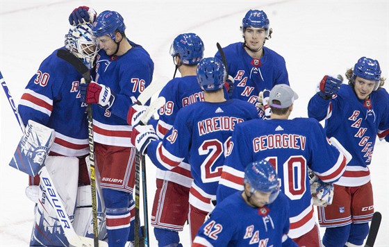 Hokejisté New York Rangers se u gólmana Henrika Lundqvista (30) radují z výhry.
