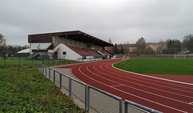 Havlíkobrodský stadion má novou atletickou dráhu, zato tribuna vypadá ostudn....