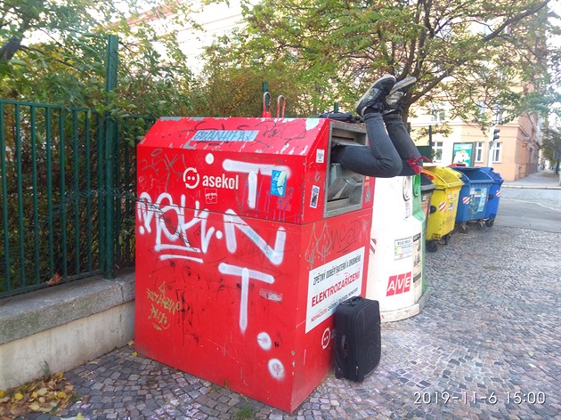 Na Vinohradech jsou přeplněné kontejnery na elektroodpad...