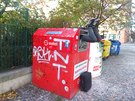 Na Vinohradech jsou přeplněné kontejnery na elektroodpad... Na Vinohradech jsou přeplněné kontejnery na elektroodpad...