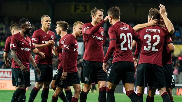 Sparťanští fotbalisté se radují z gólu, který v duelu na hřišti Opavy vstřelil... Sparťanští fotbalisté se radují z gólu, který v duelu na hřišti Opavy vstřelil...