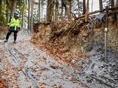Cementovou směsí Orty vyplňují pracovníci státního podniku Palivový kombinát... Cementovou směsí Orty vyplňují pracovníci státního podniku Palivový kombinát...