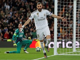 Francouzsk tonk Karim Benzema (Real Madrid) prostelil Fernanda Musleru v...