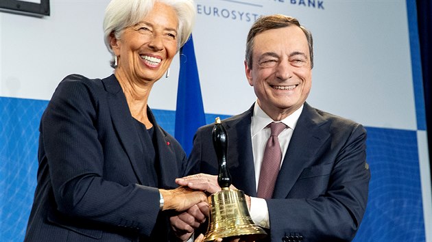 Odchzejc prezident ECB Mario Draghi pedv sv nstupnictv Francouzce Christine Lagardeov, dosavadn fce MMF (28. jna 2019)