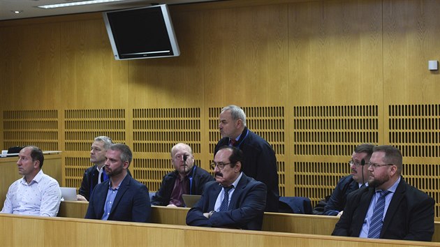 Obalovan Martin Lafek, Josef Svoboda, Karel tein a Pavel Vondruka (zleva) ped zatkem jednn u Obvodnho soudu pro Prahu 9. (4. listopadu 2019)