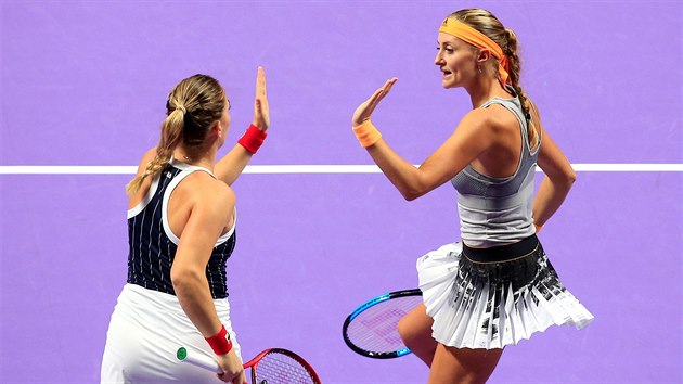 Kristina Mladenovicov (vpravo) se raduje spolen s Timeou Babosovou ze zisku prvn sady bhem finle tyhry na Turnaji mistry.