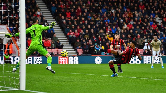 Joshua King (vpravo) z Bournemouthu stl gl do st Manchesteru United.