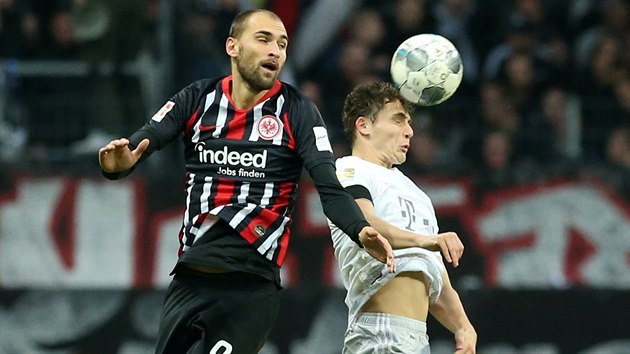 Bas Dost (vlevo) z Frankfurtu a Benjamin Pavard z Bayernu Mnichov v hlavikovm souboji.