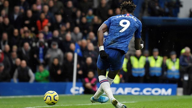 Anglick tonk Tammy Abraham (Chelsea) stl gl v utkn proti Crystal Palace.