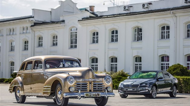 Škoda Superb OHV z roku 1948 ve společnosti současného vozu Škoda Superb