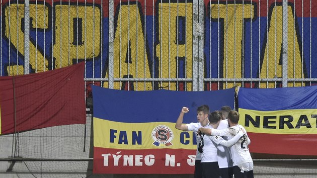 Fotbalist Sparty oslavuj gl vstelen v Jablonci.