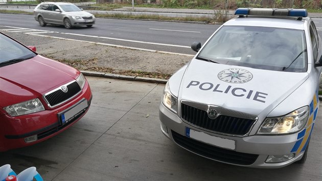 Policist zablokovali vz, kter byl kraden, na jedn z erpacch stanic v Praze (6. listopadu 2019)