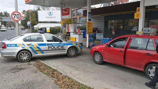 Policist zablokovali vz, kter byl kraden, na jedn z erpacch stanic v Praze (6. listopadu 2019)