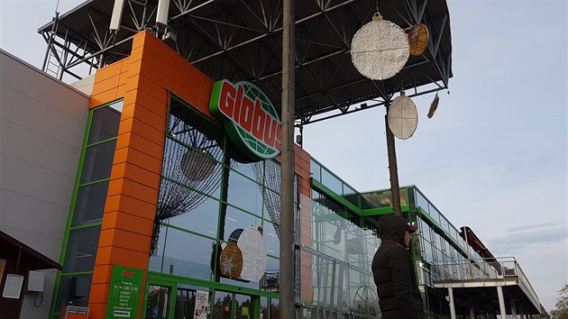 Výzdoba se nebezpečně houpala nad hlavami nakupujících. Hypermarket proto zavřel vstupy.