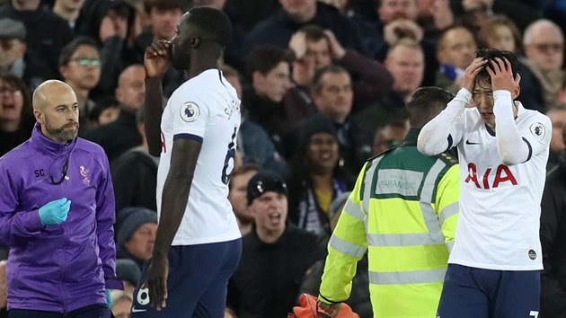 Zden tonk Tottenhamu Son Hung-min v reakci na zrann Andrho Gomese z Evertonu.