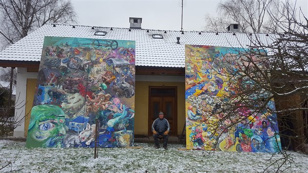 Michael Rittstein se svmi obrazy ped atelirem v Brnov