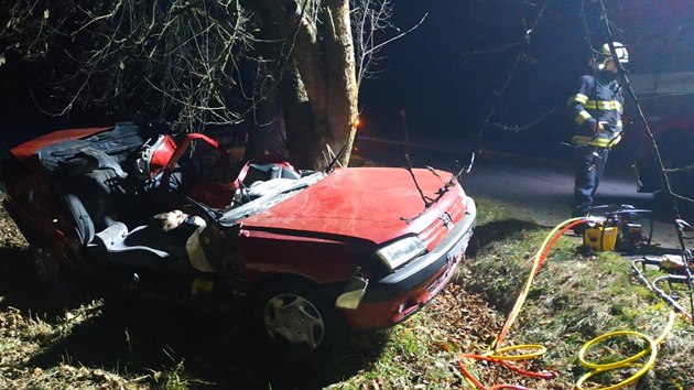 Hasiči po ukončení resuscitace vyprostili ze zničeného auta tělo řidiče.