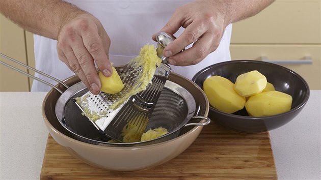 Na knedlky si oloupejte a nastrouhejte syrov brambory na jemnm struhadle.