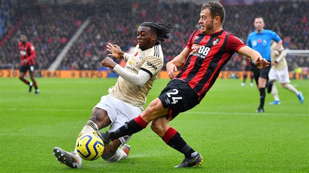 Ryan Fraser z Bournemouth atakuje  Aarona Wan-Bissakua z Manchesteru United v utkn anglick Premier League.