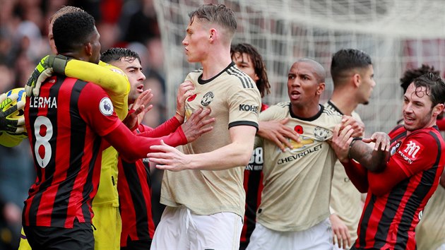 Roztrka mezi fotbalisty Bournemouth a Manchesteru United v utkn Premier League.