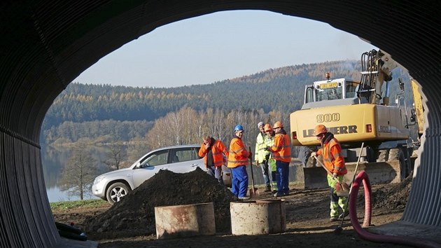 Budouc cyklostezka mezi rem a Stranovem je vedena pod frekventovanou silnic I/37 tubusem, co m zajistit maximln bezpenost chodc i cyklist. Vstavba podjezdu trvala od kvtna do listopadu, zkomplikoval ji nlez spodn vody.