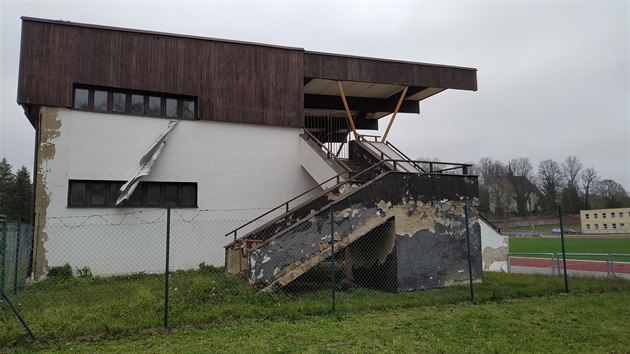 Havlkobrodsk stadion m novou atletickou drhu, zato tribuna vypad ostudn. To by se v ptm roce mlo sten zmnit. Ovem hledit zstane i nadle v dnen nevzhledn podob.