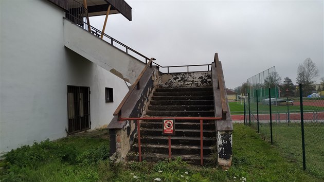 Havlkobrodsk stadion m novou atletickou drhu, zato tribuna vypad ostudn. To by se v ptm roce mlo sten zmnit. Ovem hledit zstane i nadle v dnen nevzhledn podob.