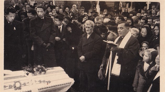 Farář A. Mach před rakví Jana Opletala