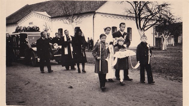 Pohřební průvod z Opletalova rodiště