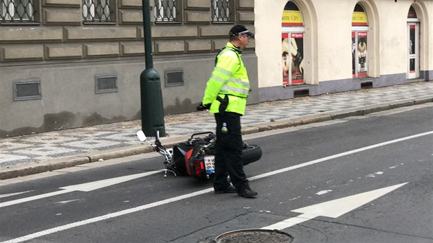 Na praskm Hoejm nbe pi nehod zemela ena a zranil se motork. (8. listopadu 2019)