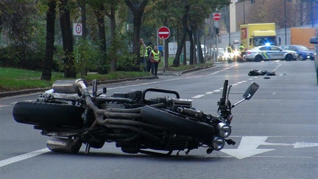 Na praskm Hoejm nbe pi nehod zemela ena a zranil se motork. (8. listopadu 2019)