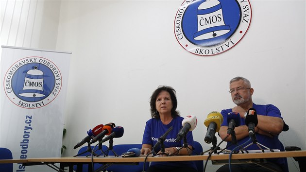 Místopředsedkyně školských odborů Markéta Seidlová (vlevo) a předák školských odborů František Dobšík.