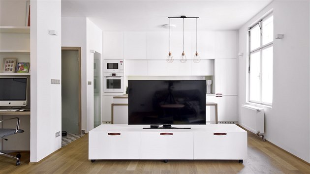 Dky TV stolku na kolekch a zsuvce v podlaze lze obytn prostor kdykoli pedlit.