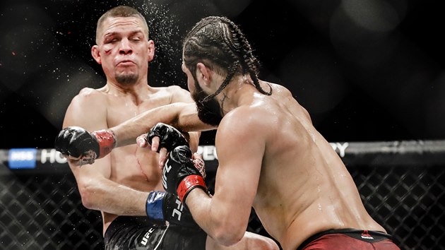 MMA zpasnk Jorge Masvidal bojuje proti Nateu Diazovi na UFC 244 v New Yorku.