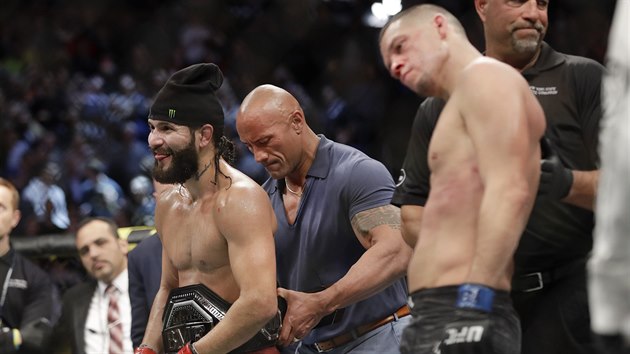 Dwayne Johnson pipn ps nejvtho padoucha Jorgemu Masvidalovi. Vedle stoj zklaman Nate Diaz na UFC 244