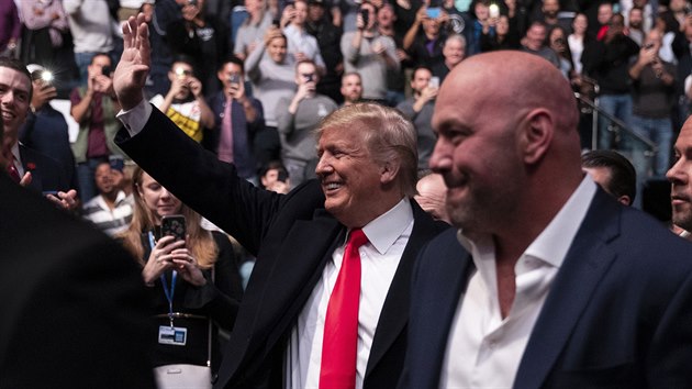 Na galaveer UFC 244 v New Yorku zavtal i prezident USA Donald Trump, vedle nj je f UFC Dana White.