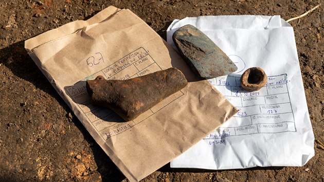 Mezi nlezy archeologickho zchrannho vzkumu provdnho v rmci stavby severnho obchvatu Prostjova je i keramick plastika eny (vlevo), miniaturn ndoba i hlazen sekerka.