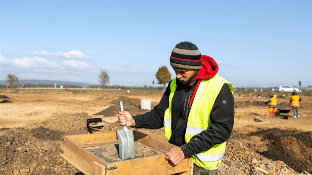 V rmci stavby severnho obchvatu provd archeologov na okraji Prostjova zchrann vzkum, pi kterm odkryli pravk sdlit takzvan moravsk malovan kultury z mlad doby kamenn, tedy z obdob zhruba ty a pl tisce let ped nam letopotem.