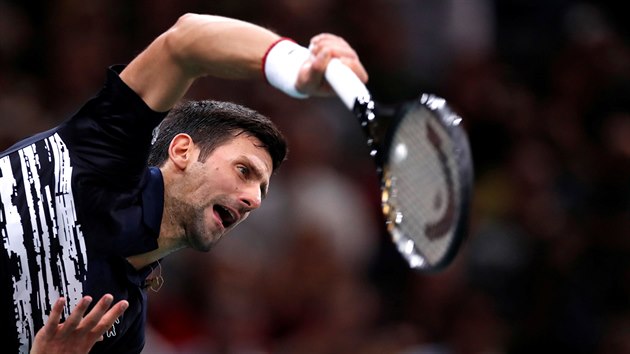 Novak Djokovi ve tvrtfinle halovho turnaje v Pai