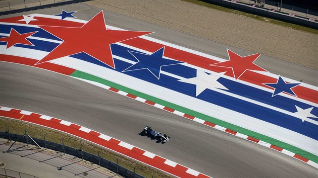 Lewis Hamilton z Mercedesu bhem trninku v Austinu