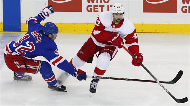 Brendan Smith (42) z NY Rangers se pokou zastavit Darrena Helma (43) z Detroitu.