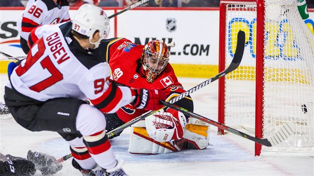 David Rittich (33) z Calgary je pekonan, prosadil se Nikita Gusev z New Jersey.