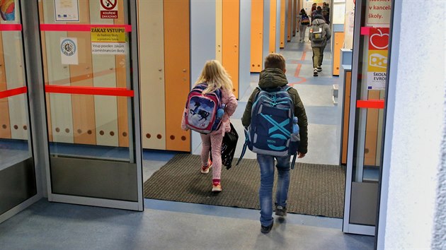 Stávka v rokycanské ZŠ v ulici Míru - na prvním stupni se standardně vyučuje, na druhém je výuka omezena. (6. listopadu 2019)