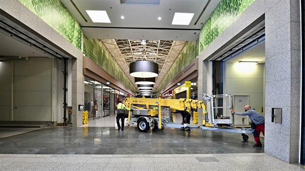 Obchodn centrum Olympia v Brn se zsobuje pes speciln tajn tunel, kterm me vjet dovnit nkladn vz. Dje se tak v noci, kdy se obchodn kolos uzave.