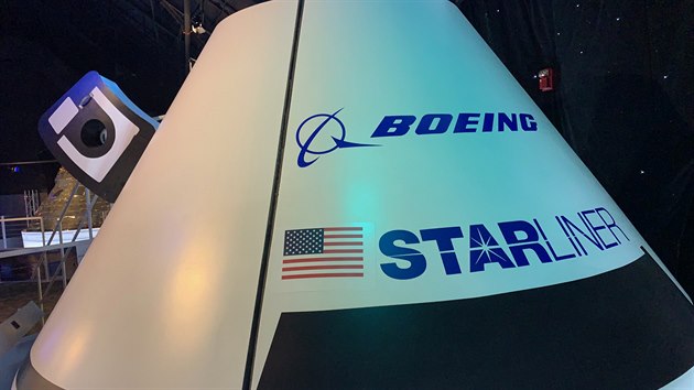Boeing Starliner CST-100. Maketa lodi v Kennedy Space Center v jnu 2019.